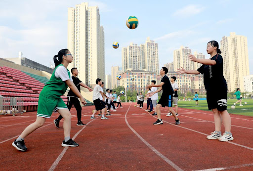 据报道，曼联欣喜若狂，签下中场球员阿莫林·阿多利斯的转会费大幅下降。